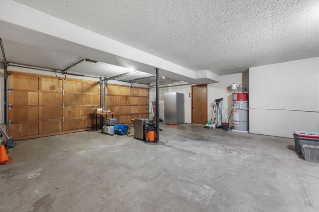 Building Photo - Move in ready Ken Lake home with 4 bedroom...