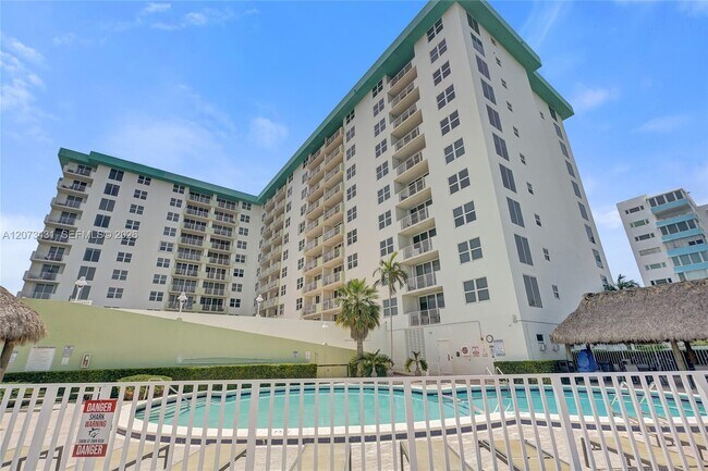 Building Photo - 10350 W Bay Harbor Dr