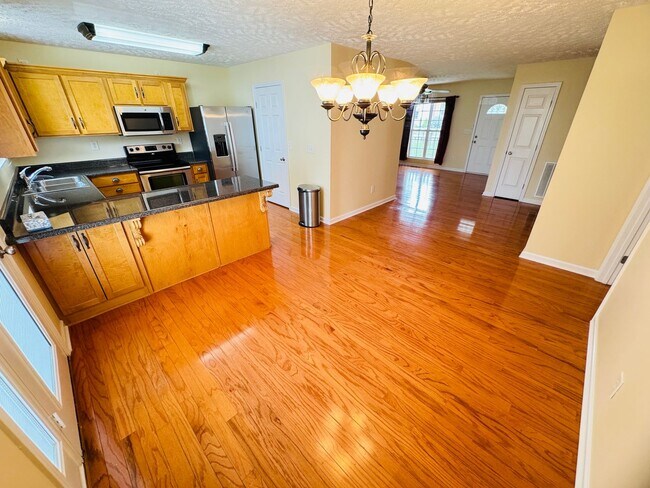 Building Photo - 3-BED, 2-BATH SINGLE FAMILY HOME WALKING DISTANCE TO CUMBERLAND!