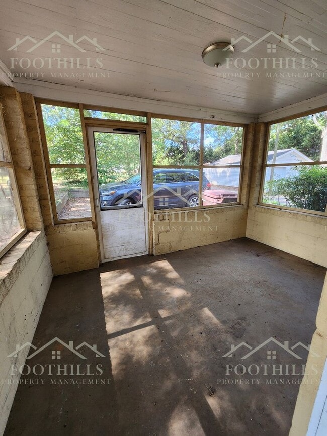 Building Photo - Charming 3-Bed, 2-Bath Home with Screened ...
