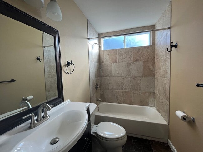 Building Photo - Charming house for rent in Encanto!