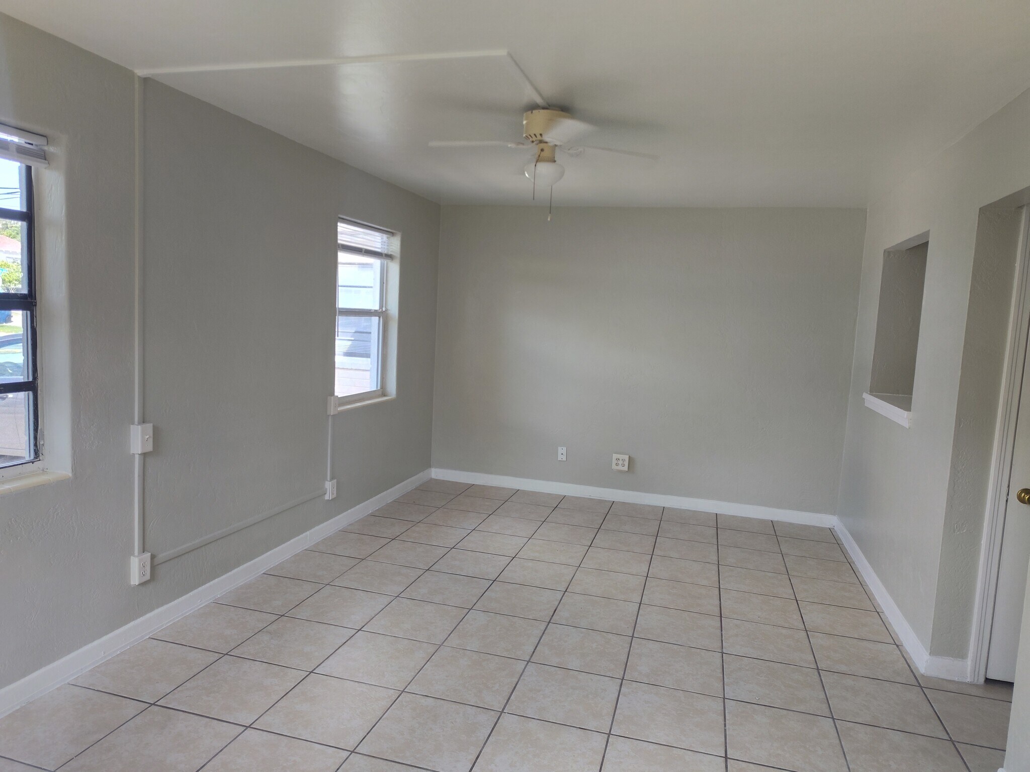 Building Photo - 318 N Oleander Ave