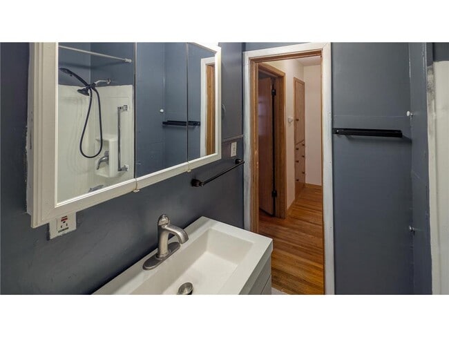 Building Photo - 301 Giles Pl