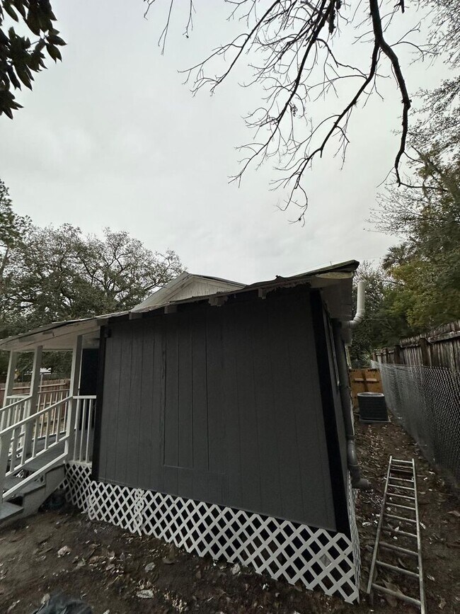 Building Photo - Fully Renovated 3/1 Single Family House Available for Immediate Rent!