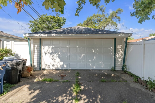Building Photo - 31611 Lonnie Blvd