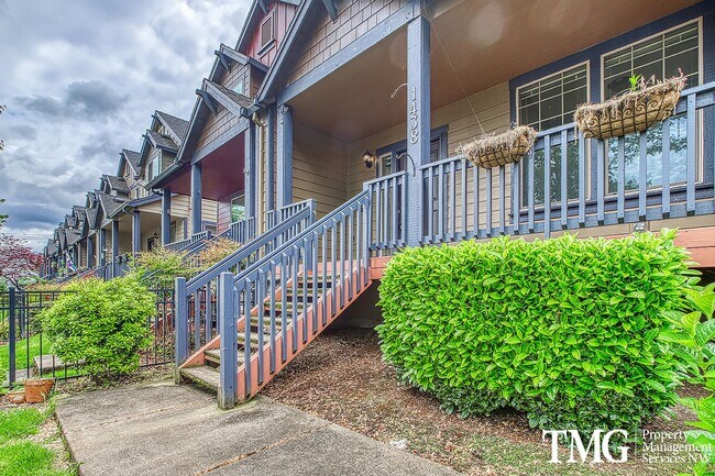 Building Photo - Wonderful 4 bed 2.5 Bath Townhome in Hills...