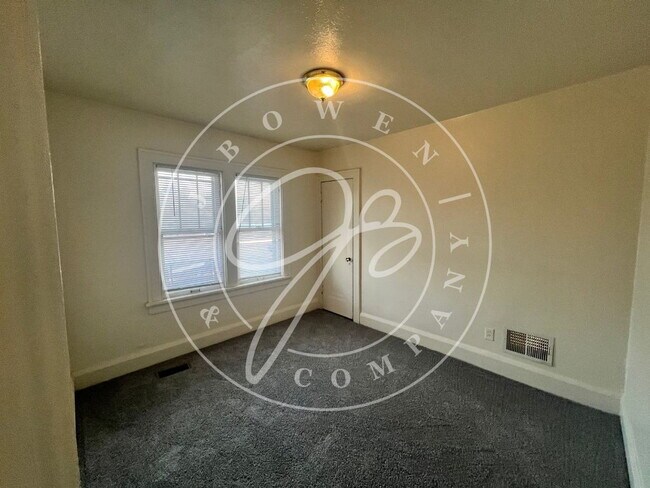 Building Photo - 3-Bedroom Home in West Toledo with spacious kitchen.