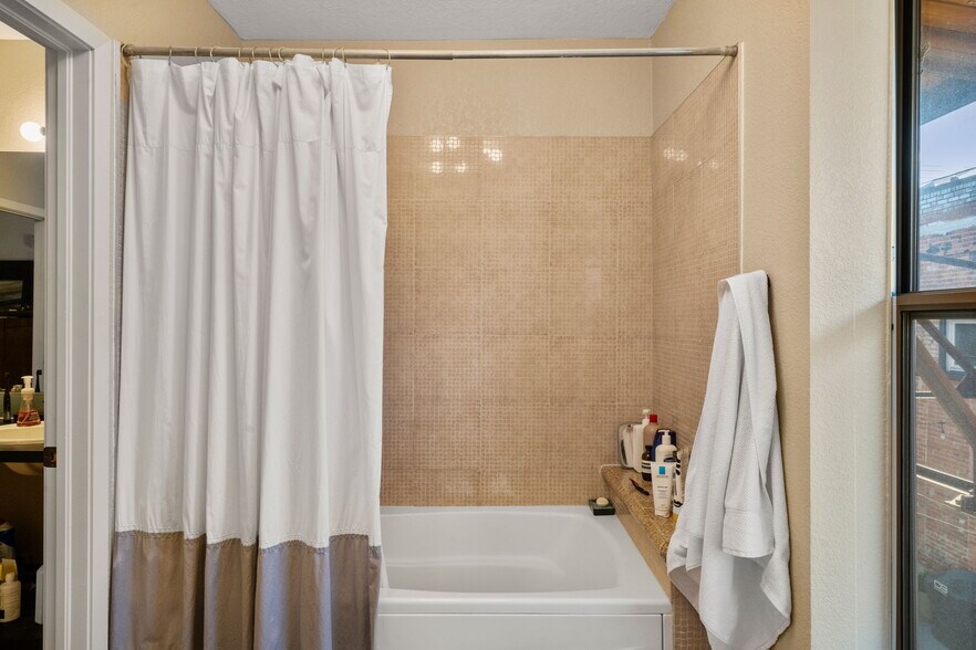 Building Photo - 3033 Blake St