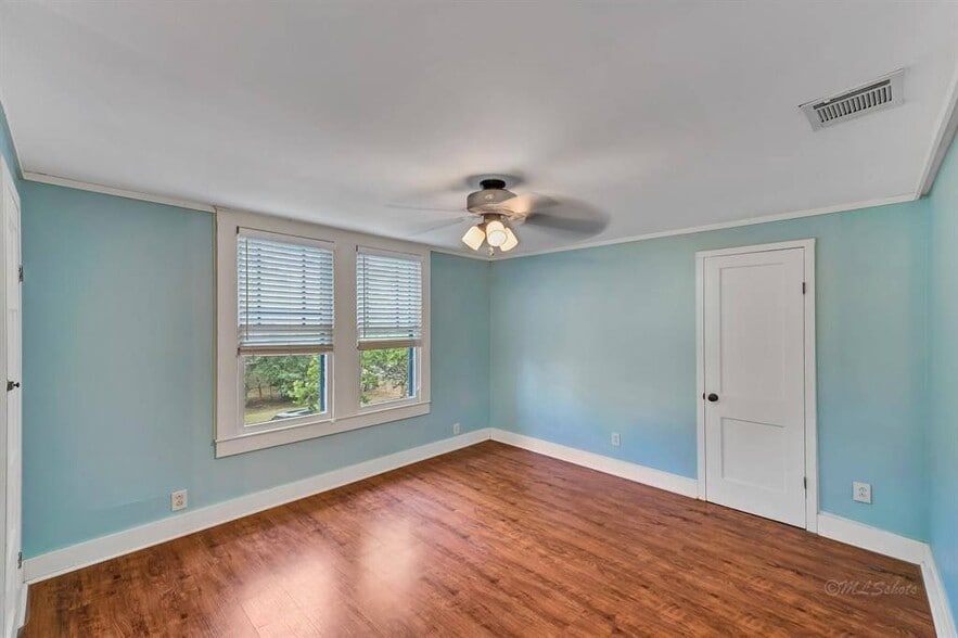 Large Upstairs Bedroom #2 with sitting area. - 10152 FM949