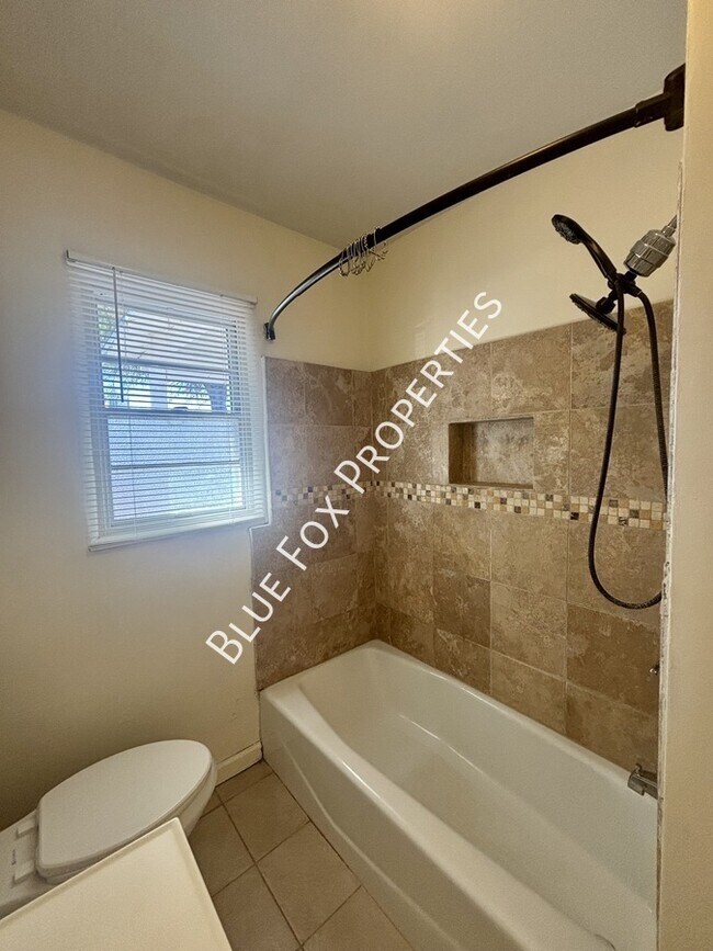 Building Photo - 925 E Adams St