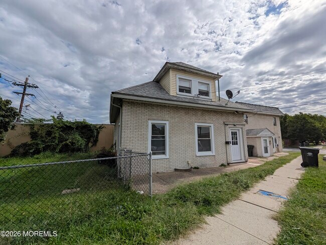 Building Photo - 121 Kossuth St