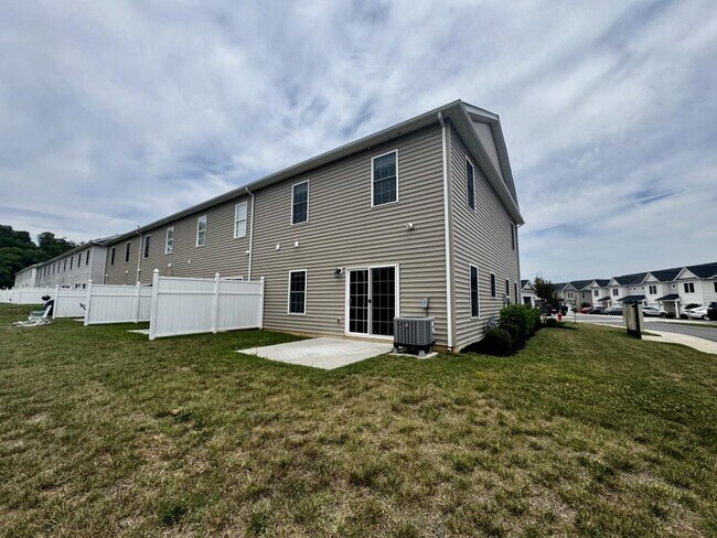 Building Photo - 239 Louise Ln