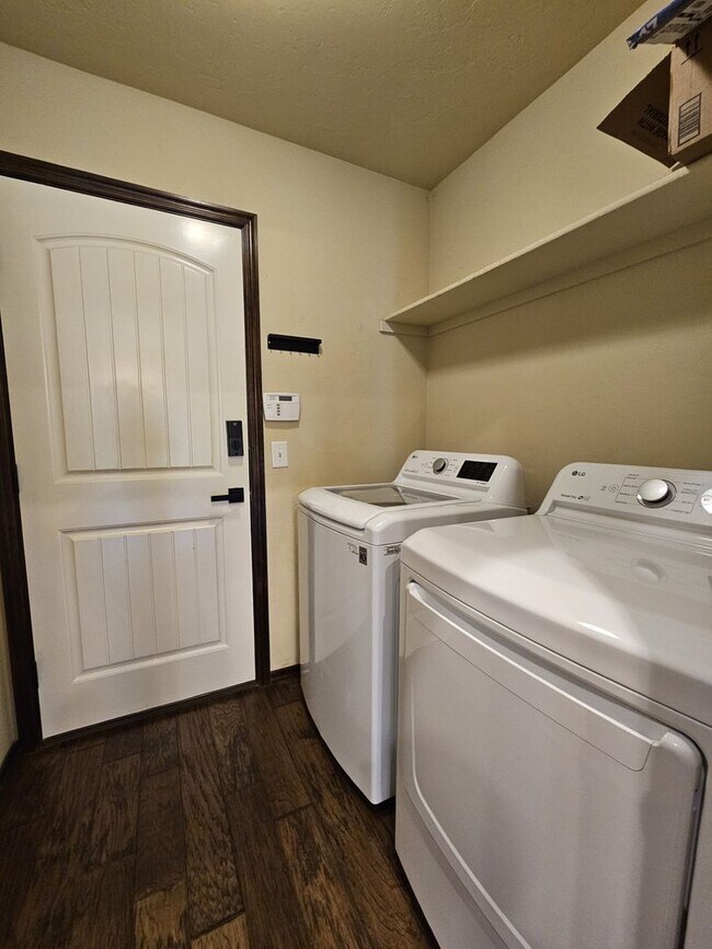 Building Photo - (3) Bed/(2) Bath in Red Canyon Ranch Avail...