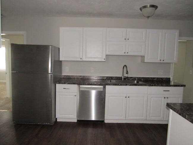 Building Photo - Dracut Beautiful 5 Bedroom Apartment Ready for Occupancy!!