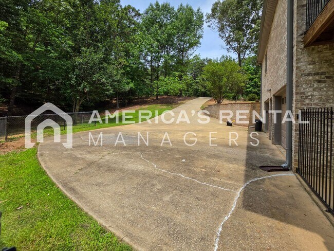 Building Photo - Private Estate Living on Over 3 Acres! Available to view NOW!