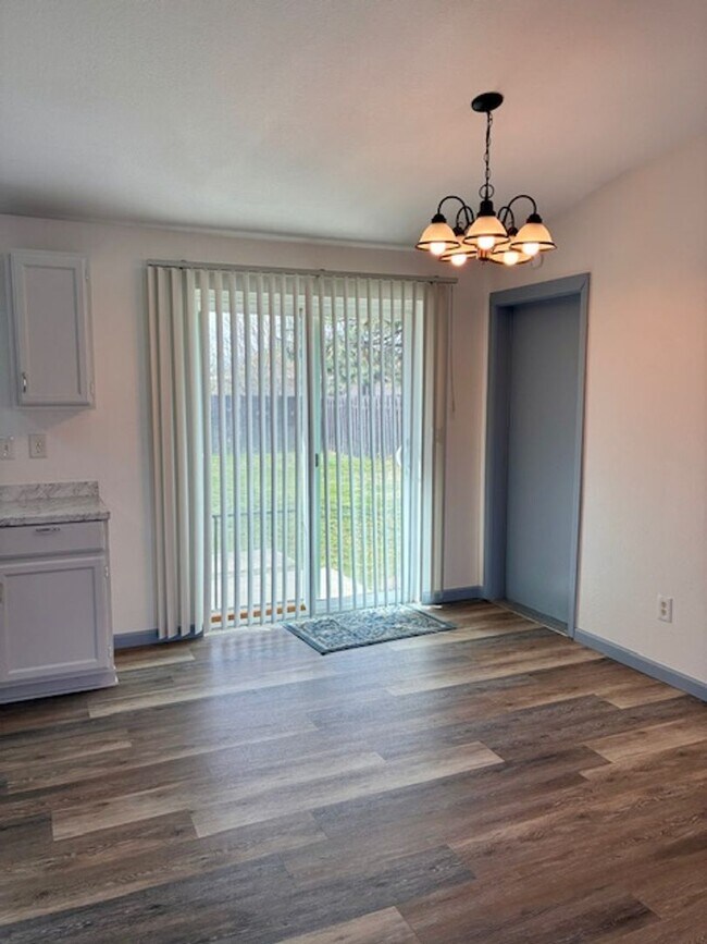 Building Photo - Charming 3-Bedroom Single-Level Home with Spacious Yard!