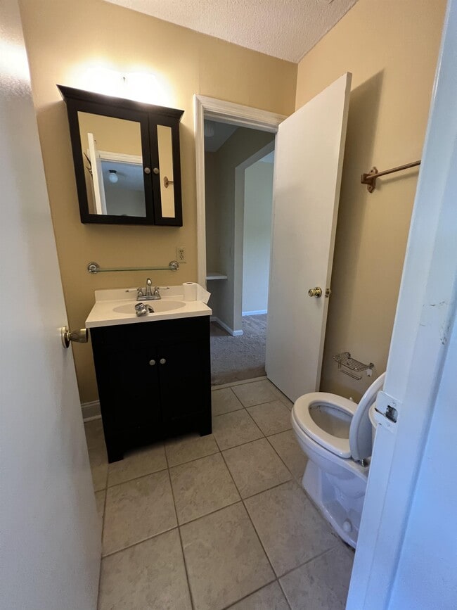 Building Photo - 323 Beverly St