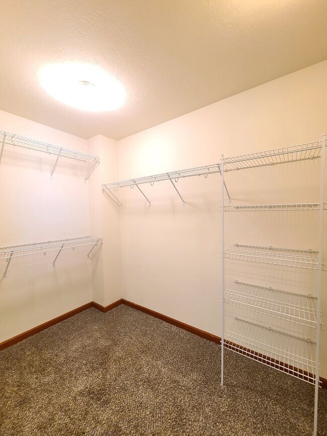 Building Photo - $2,300 -  3 Bed / 2.5 Bath Beautiful Spoka...