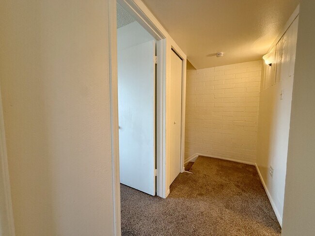 Building Photo - 4031 W Mesquite Ln