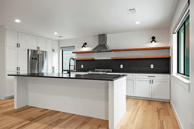 Building Photo - 7700 Manassas Dr