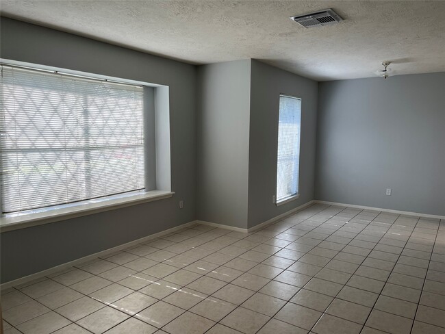 Building Photo - 402 Oak Harbor Dr