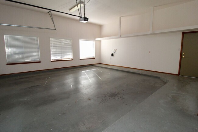 Building Photo - 2081 Paseo Del Prado Dr