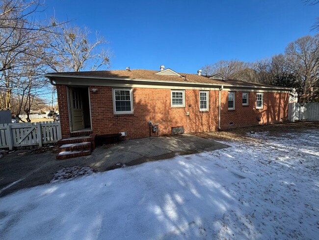 Building Photo - Charming 4-Bedroom Rancher for Rent in Des...