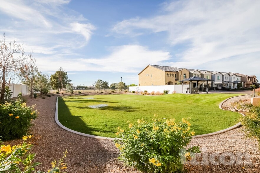 Building Photo - 1330 N Parkcrest