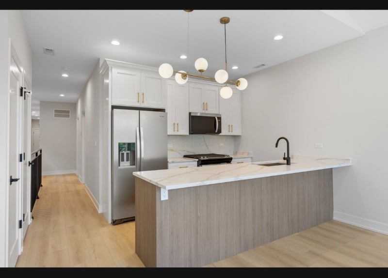 Building Photo - 5006 S Prairie Ave