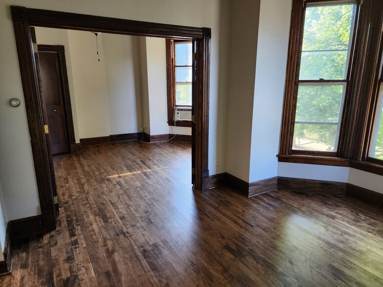 Hardwood floors - 2155 W Polk St