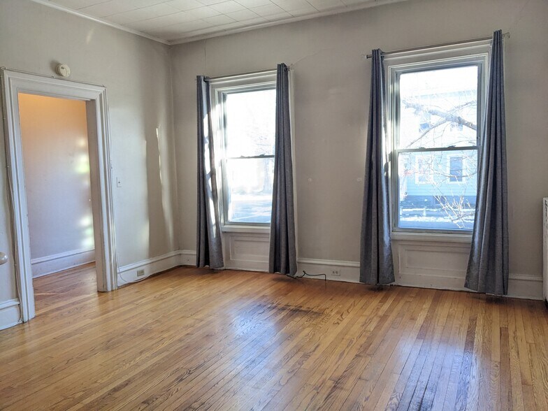 LR windows - 444 N Tioga St