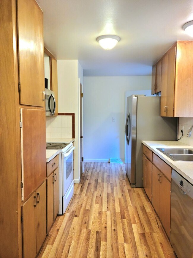 Building Photo - West 20th Apartment in Great Location