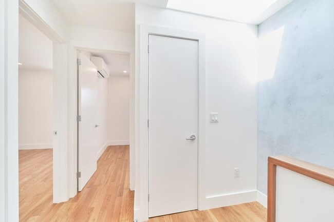 Building Photo - 3 bedroom in JACKSON HEIGHTS NY 11372