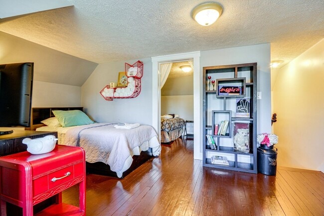 Building Photo - 4 Bed • 2 Bath Furnished Home – Utilities Included
