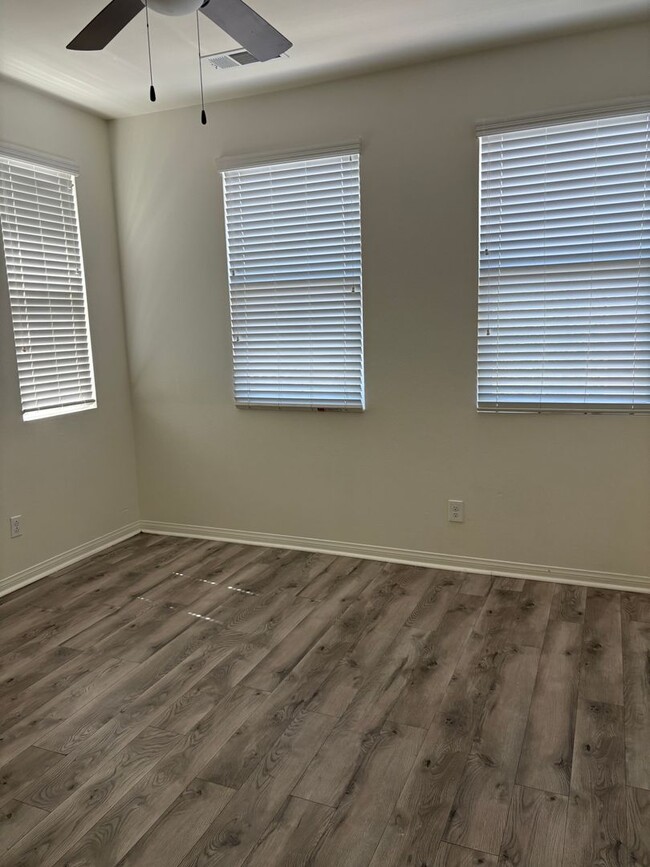 Building Photo - Beautiful 3-Bedroom, 2.5 bath in the  Glen...