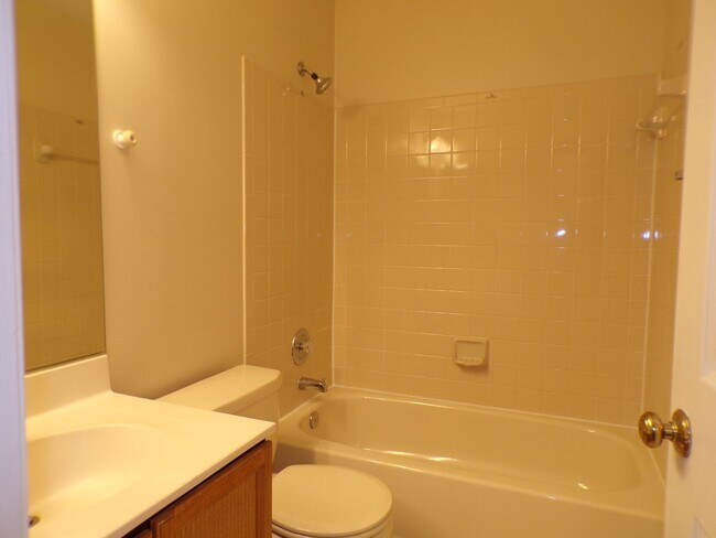 Building Photo - Three Bedroom Townhouse Conveniently Located In Springfield
