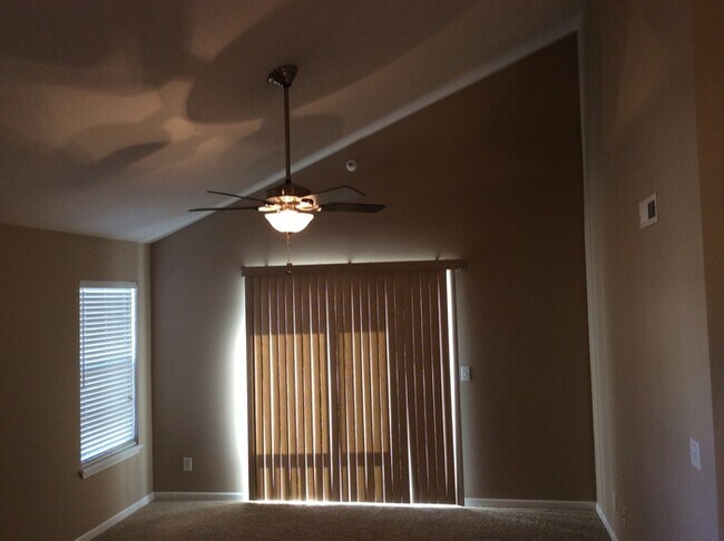 Building Photo - Beautiful Condo in North Kansas City School District!