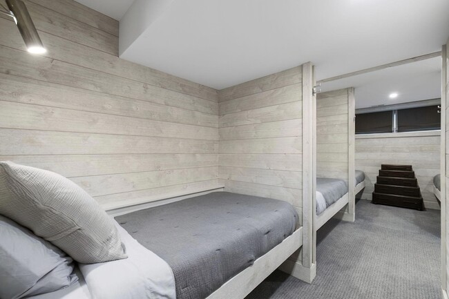 Building Photo - 9591 Hillside Dr