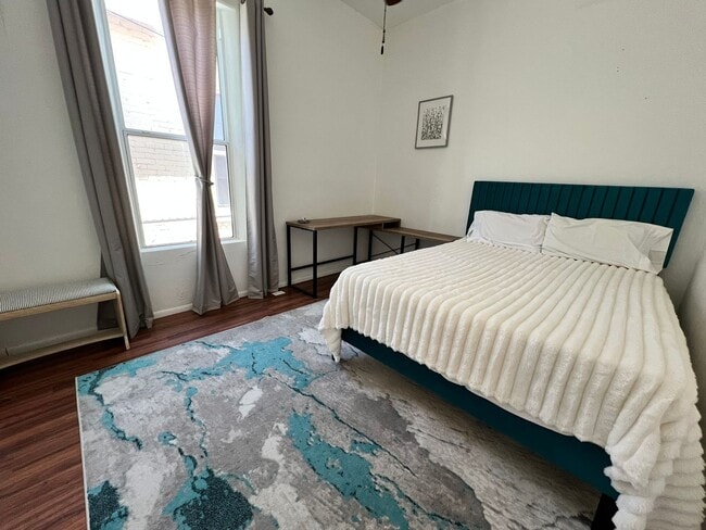Building Photo - Charming Furnished Home - Short & Long Term Leasing