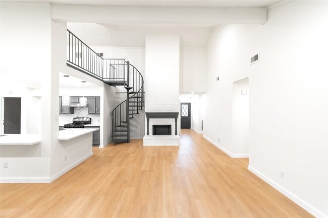 Building Photo - 15707 Amapola Dr