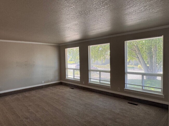 Building Photo - 5303 N Sky Vista Ave