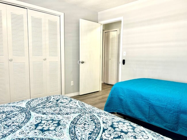 Building Photo - 2/2 Beautifully Remodeled, Furnished, With...