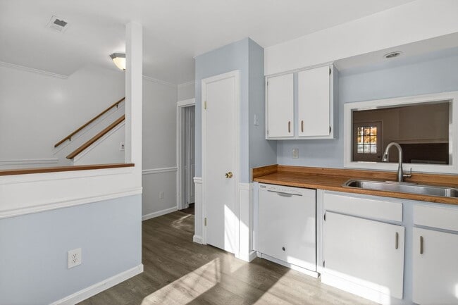 Building Photo - 207 Choisy Crescent