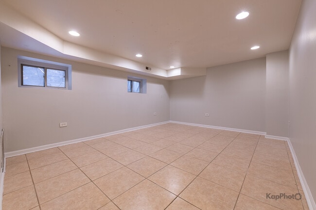 Building Photo - 2041 W Jarvis Ave