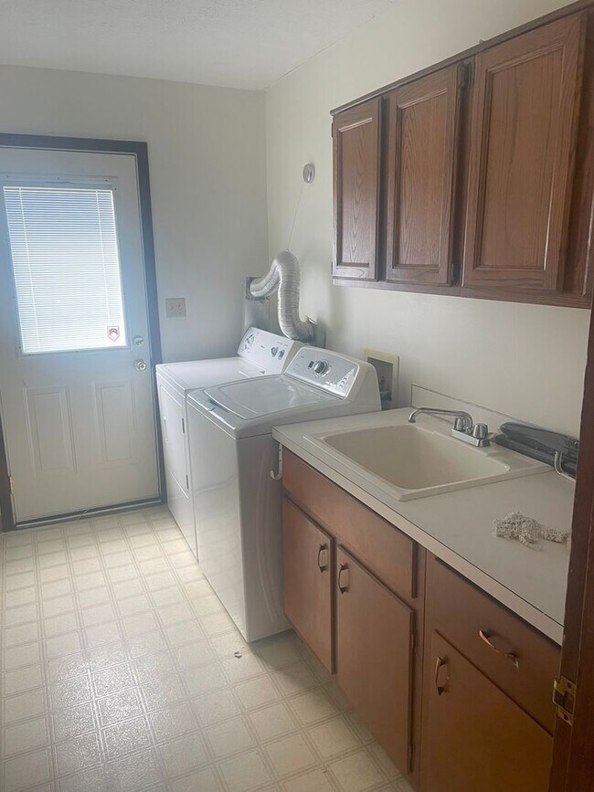 Building Photo - 6225 Willowcrest Dr