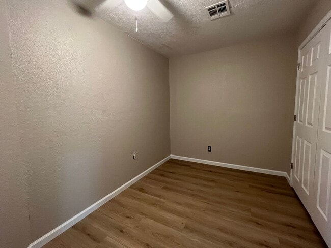 Building Photo - 4203 SE Dorchester- Available now!