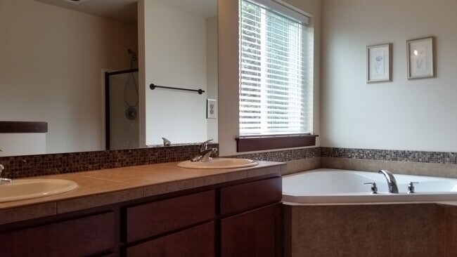 Building Photo - Beautiful 4 bed 2.5 bath in Kenmore, minutes to HWY 522/Burke-Gilman Trail