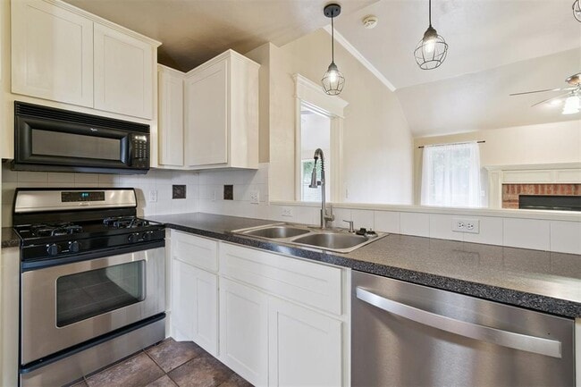 Building Photo - 16413 Village Green Dr