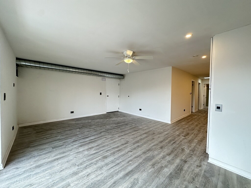 Building Photo - 5947 W Montrose Ave