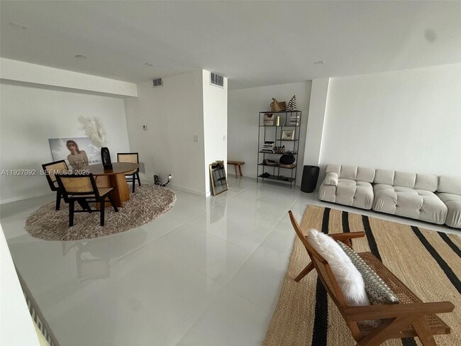 Building Photo - 9381 E Bay Harbor Dr